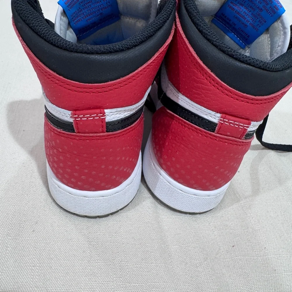 Jordan 1 Retro High
Spider-Man Origin Story (GS) - Picture 5 of 8